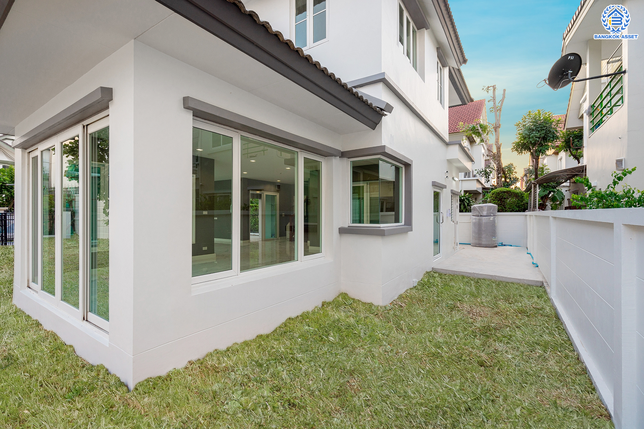 บ้านมือสองตกแต่งใหม่ ม.ลัดดารมย์ วัชรพล แบรนด์ Q.House หลังมุม เนื้อที่ 128 ตร.ว. ฟังก์ชัน 3 ห้องนอน 4 ห้องน้ำ 1 ห้องแม่บ้าน จอดรถได้ 4 คัน Facilities ครบครัน บนทำเลเชื่อมต่อหลายเส้นทาง ถ.รามอินทรา ถ.สายไหม และถ.พหลโยธิน ใกล้สนามบินดอนเมือง ทางด่วน "ศรีรัช" และ เซ็นทรัลรามอินทรา